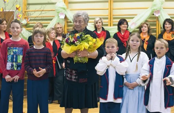 Nada Morato in kortežanski otroci, ki so na prireditvi obiskovalcem približali nekaj utrinkov iz njene knjige 