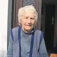 Rada Grlj: “Nemci so bili zelo okrutni. Enega so gnali in ga pretepali ter ga potem naložili na tovornjak, drugega so obesili na lipo. Ostale  štiri pa so postrelili.”