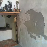 Tako poškodovani zid bo treba temeljito sanirati, ne samo prepleskati 