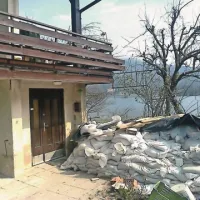 Vreče s peskom, ki  so  preprečile, da bi nekatere bolj izpostavljene hiše   dosegla voda, še danes, dober mesec po ujmi, spominjajo na  hude ure, ko je voda neusmiljeno naraščala
