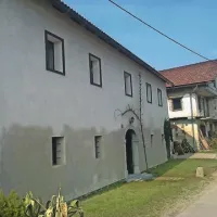 Dvometrski  madež na pročelju  hiše številka 59 in  nekaterih drugih hiš ni samo sled vode, ki se je  cel mesec zadrževala na spodjem delu Planine, ampak tudi kurilnega olja, ki se je razlilo iz cistern centralne kurjave v kleteh,  blata in odplak iz