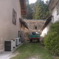  Nekateri od poplave uničene predmete sušijo na vrtovih svojih hiš, drugi v garažah ali lopah, veliko stvari pa je bilo treba odvreči, saj jih je voda uničila