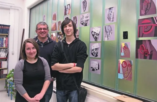 Mentorica Jelena Uršič, ravnatelj Dušan Štolfa in dijak Jakob Gustinčič ob razstavi izdelkov “računalniškega kiparjenja” (3D grafičnih modelov Černigojevega portreta Srečka Kosovela)  