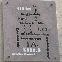 Kons 5: čeprav na Krasu obvladajo tudi klesanje, so ga dijaki v kamnito ploščo na pročelju  odtisnili s pomočjo kemije 