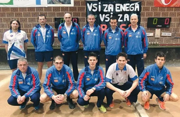 Srebrni balinarji Hrasta, od leve, stojijo: Primož Markočič, Rajko Kavčič, Valter Švara (vodja moštva), Peter Ravbar, Dimitrij Marušič in Iztok Sosič; čepijo: Branko Urdih, Marko Švara, Nejc Žerjal, Klemen Sosič in Anže Petrič.