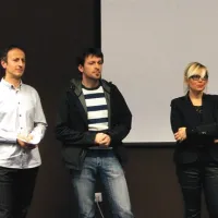 Režiserka Jasna Hribernik, ob njej direktor fotografije Uroš Hočevar in urednik Daniel Celarec
