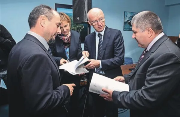 Spremembe statuta Luke Koper odpirajo vrata možnosti, da bi lastniki lahko zamenjali prvega moža družbe  Gašparja Gašparja Mišiča (prvi z leve)