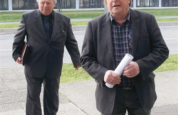 Andrej Grahor (levo) in Viljem Orel zavračata očitke iz obtožnice in trdita, da pri prodaji parcel nista zagrešila nič spornega ali kaznivega 