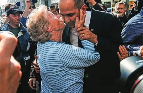 ednik SDS Janez Janša je pričakoval, da bo višje sodišče danes odločilo o zadevi Patria, v kateri je bil na prvi stopnji obsojen