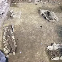 Eden od odkritih grobov je imel tlakovano dno (levo), kar je izredno redko. V Kopru so redki tudi grobovi, ki imajo s kamni obdano grobno jamo. 