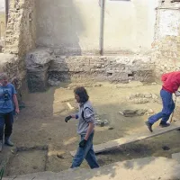Arheologi so na vrtu koprske škofije, ki je bilo od srednjega veka delno pozidano, odkrili šest grobov iz pozne antike 