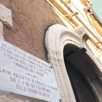 Še utrinek s pročelja Delamarisove stavbe: “Delavni kolektiv je prevzel to tovarno dne 22. aprila 1951 in s tem udejanjil geslo: Tovarne delavcem.” 