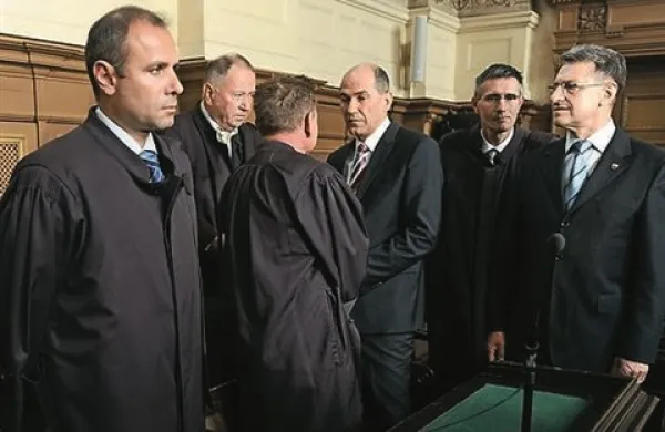 Višji sodniki bodo danes začeli z odločanjem, ali je  ljubljansko okrajno  sodišče  lani ravnalo prav, ko je v zadevi Patria na zaporne kazni obsodilo  Janeza Janšo, Toneta  Krkoviča in Ivana Črnkoviča