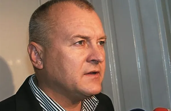 Državni svet je na tajnem glasovanju sprejel sklep, da Francu Kanglerju zaradi pravnomočno izrečene sedemmesečne zaporne kazni preneha mandat državnega svetnika