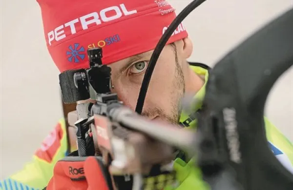 Slovenski biatlonec Jakov Fak (26:05,9/1) je z enim zgrešenim strelom zmagal na tekmi svetovnega pokala na Holmenkollnu
