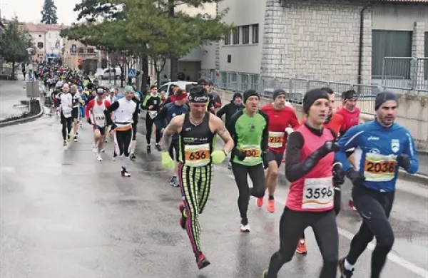 Rekreativnim tekačem iz Slovenije in tujine je sežanski mali kraški maraton uvod v sezono intenzivnejšega gibanja