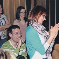 Odgovorni urednik Radia Koper Andrej Šavko in radijska voditeljica Anita Urbančič (v ospredju)