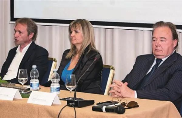 O čezmejnih istrskih povezavah vina in turizma so v Portorožu govorili (z leve) dr. Ivica Matošević, Ingrid Mahnič in Jadran Furlanič