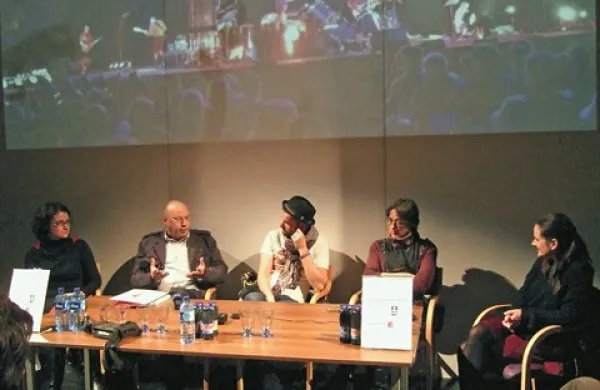 Kritičarka Zala Dobovšek, režiser Matjaž Berger, igralec Kristijan Guček, pesnica Barbara Korun in moderatorka  Ana Perne