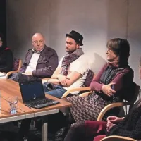 Kritičarka Zala Dobovšek, režiser Matjaž Berger, igralec Kristijan Guček, pesnica Barbara Korun in moderatorka  Ana Perne
