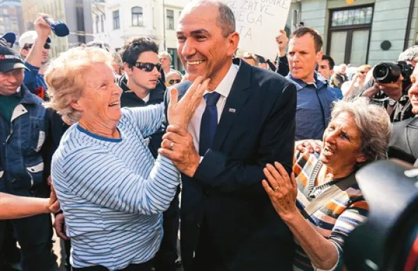 Janez Janša se je po seji pozdravljal s podporniki, ki so ga več kot štiri ure čakali pred sodiščem 