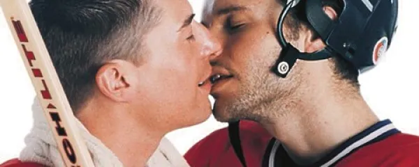 Ena od mnogih mednarodnih kampanj zoper homofobijo je leta 2003 prikazovala dva igralca hokeja tik pred poljubom. Napis nad njima “Šokantno? Za koga?” je želel  opozoriti, da spolna usmerjenost ni stvar  izbire. 