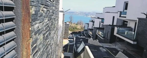 Pogled iz propadajočega “elitnega” koprskega naselja Nokturno na morje