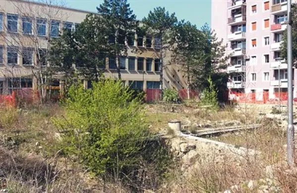 Pred pošto je območje zarasla vegetacija