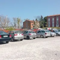 Prah iz makadamskega parkirišča moti tamkajšnje prebivalce in mimoidoče, zato je občina pred časom asfaltirala dovoz. 