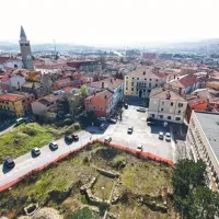 Namesto podzemne garažne hiše, stanovanj v treh etažah  in urejenega Muzejskega trga s fontano, neurejeno in prašno parkirišče.  