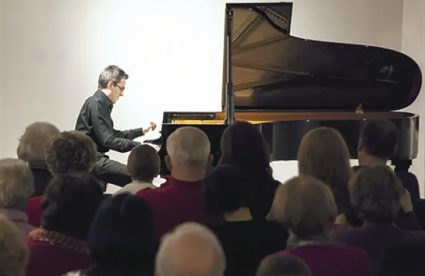 Aleksander Gadžijev na koncertu iz cikla Grajske harmonije