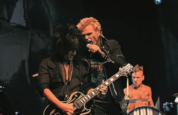 Rock ikona Billy Idol se bo v sklopu krajše poletne evropske turneje junija ustavil tudi v Ljubljani