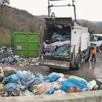 Ko komunalna podjetja poberejo odpadke in pripeljejo v zbirne centre, se njihova pot šele dobro začne. Iz Istre jih namreč vozijo v Krško, Lenart, Trebnje, Tržič, Novo mesto ...  