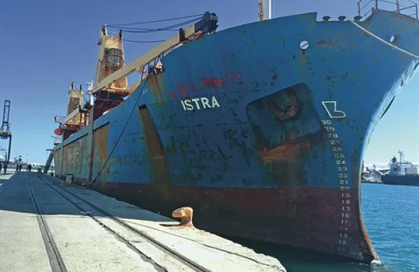 Pristaniške oblasti v Valencii so stečajno upraviteljico Euroshippinga opozorile, da so v trupu ladje že luknje, da je precej zarjavela in da bo v treh ali štirih mesecih povsem uničena.
