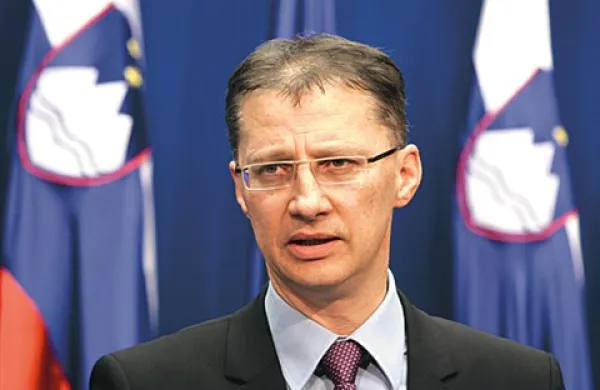 Prvak SD Igor Lukšič je danes dejal, da podpora SD prvaku DL Gregorju Virantu, ki je na tnalu zaradi poceni nakupa letalskih vozovnic, pri glasovanju o njegovem delu in odgovornosti ni samoumevna