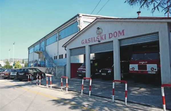 Gasilskim društvom (na fotografiji gasilski dom v Izoli) ne bo treba plačati davka na nepremičnine  