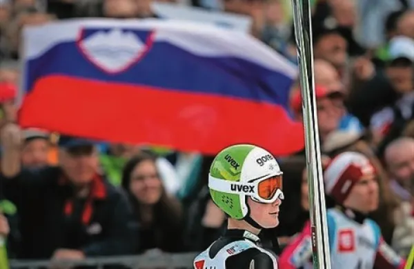 Slovenija v postavi Cene Prevc, Nejc Dežman, Robert Kranjec in Peter Prevc je bila na ekipni tekmi v Planici peta