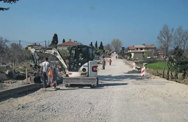 Slemenska cesta je še prašna, a njena obnova bo predvidoma še ta mesec končana. Gradbišče naj bi se zatem preselilo proti Kolombanu oziroma odcepu za Cerej, kjer bodo uredili krožišče.