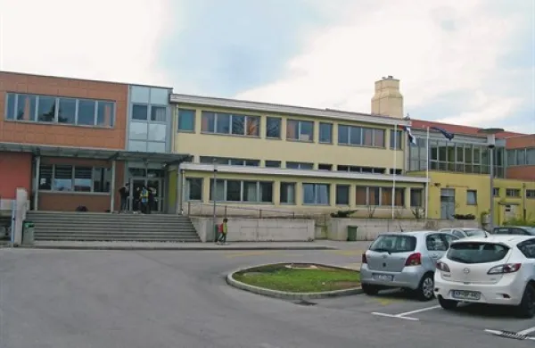 Se gredo v Osnovni šoli Srečka Kosovela ob iskanju novega ravnatelja skrivalnice? 