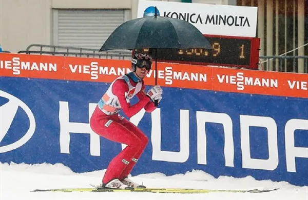 Letošnji planiški dnevi so bili v znamenju dežja, na kar je z dežnikom dobro uprizoril Anders Bardal
