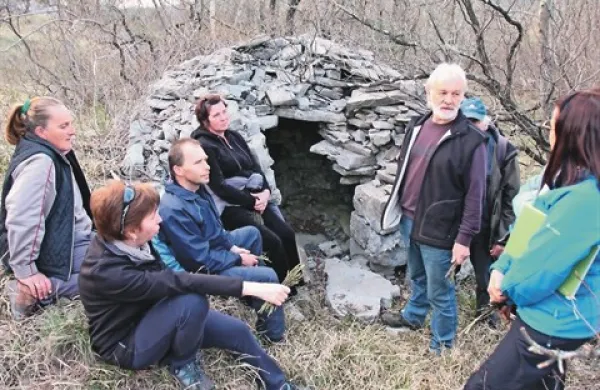 Zavedanje o pomenu kraških kamnitih hišk se postopoma širi med ljudmi, velike zasluge pri tem ima Boris Čok iz Lokve (drugi na desni)