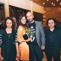 Trije iz ustvarjalne ekipe Človek ni simetričen: kostumografka Neli Štrukelj, kitarist Marko Čepak (desno) in slikar Simon Kastelic, ki je prispeval video dela. Ob njem je njegovo dekle Isabella Bučkovič.