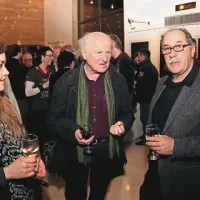 Marko Sosič (desno) je  sežanskim ustvarjalcem pomagal kot režiser predstave Človek ni simetričen, z veseljem pa sta si jo ogledala tudi pesnik Ludwig Hartinger in direktorica  festivala Vilenica Maja Kavzar 
