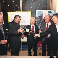 Kosovelu so nazdravili tudi kraški vinarji: (z leve) Marijan Rogelja, Primož Štoka, Boris Lisjak, Edvin Širca in Peter Borsič, ki so za to priložnost našli tudi verz, v katerem pesnik omenja teran 