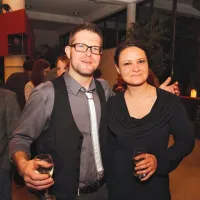 Projekt Človek ni simetričen si je zamislil Andrej Pirjevec, ob njem Lana Marinković, ki je v predstavi sodelovala kot pianistka
