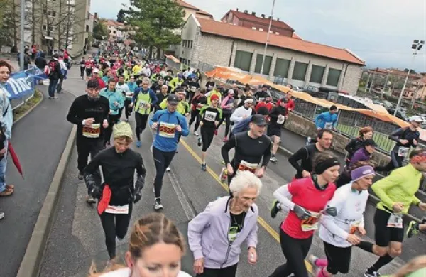 Deset kilometrske preizkušnje se je letos ponovno udeležila tudi Helena Žigon (v ospredju), ki je bila v družbi še nekaj osemdesetletnikov z 86 leti najstarejša udeleženka teka