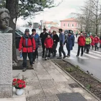 V letu, ko bi Kosovel napolnil 110 let, so se pohodniki po sedemkilometrski Kosovelovi poti od Sežane do Tomaja najprej zaustavili ob kipu pesnika pred njegovo  rojstno hišo
