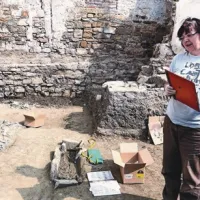 Antropologinja Petra Leben Seljak je ugotovila, da je eden od pokojnikov, pokopanih na današnjem vrtu škofije, pri svojem delu uporabljal zobe 
