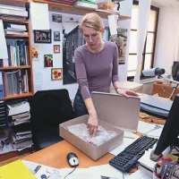 Ker v muzejskih depojih nimajo primernih površin za preučevanje najdb,  jih kustodinja za arheologijo Maša Sakara Sučević prinese v pisarno, tam pa  popiše, izmeri, fotografira in shrani v primerne škatle 