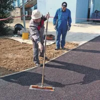 Delavci morajo tekaško stezo iz tartana vsakič znova  popravljati 
